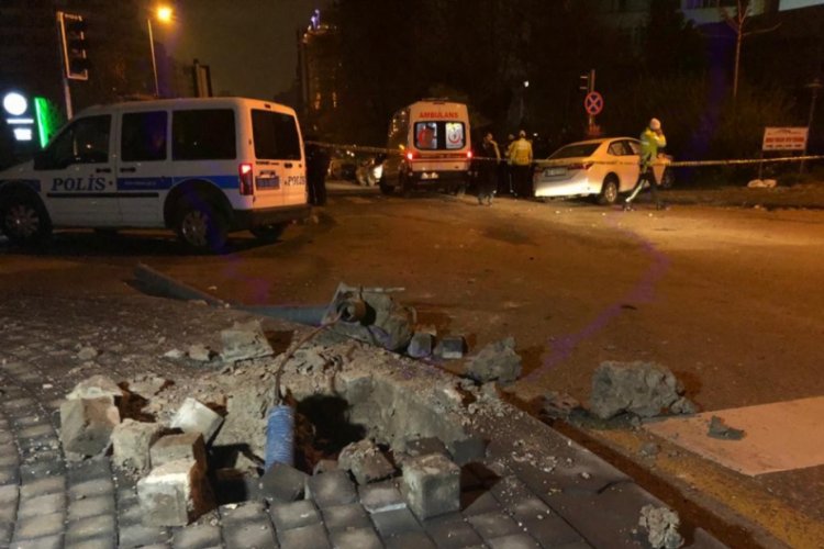 Otomobil polis aracına çarptı: 2'si polis 3 yaralı