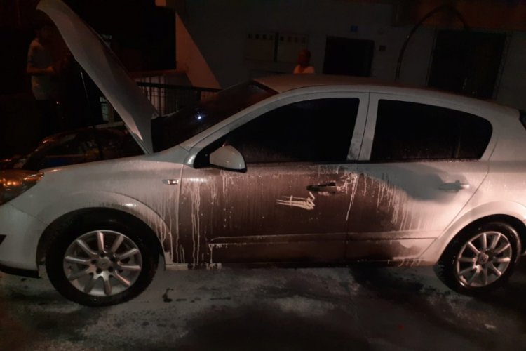 Balkondan attığı alevli teneke otomobili yaktı