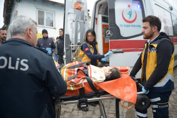 Sokak ortasında bir kadını göğsünden bıçakladı