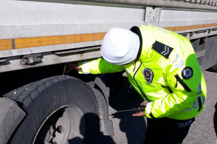 Trafik ekipleri kış lastiği denetimlerine devam ediyor