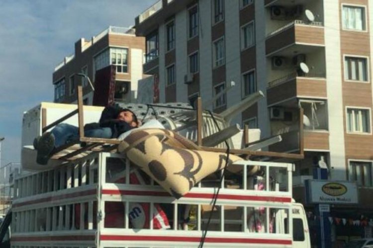 Kamyonet kasasında yolculuk yaptı