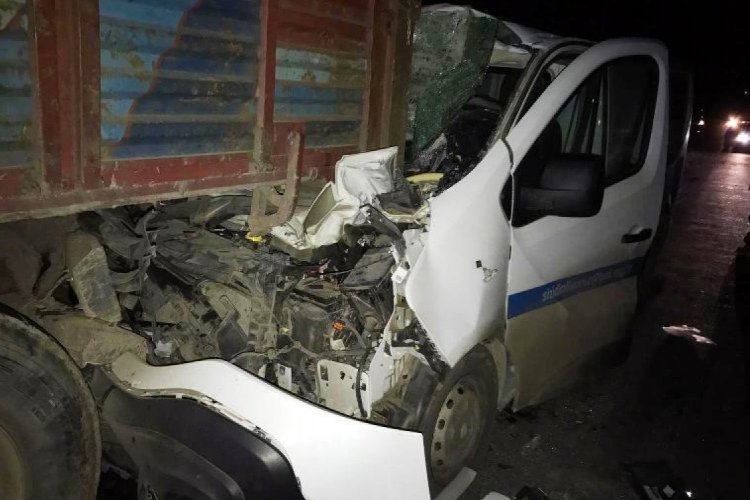 Bursa plakalı otomobil TIR'a arkadan çarptı: 2 yaralı