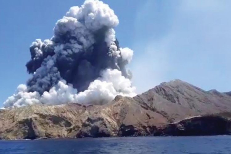 Whakaari Yanardağı'ndaki patlamada mahsur kalanlardan haber alınamıyor...
