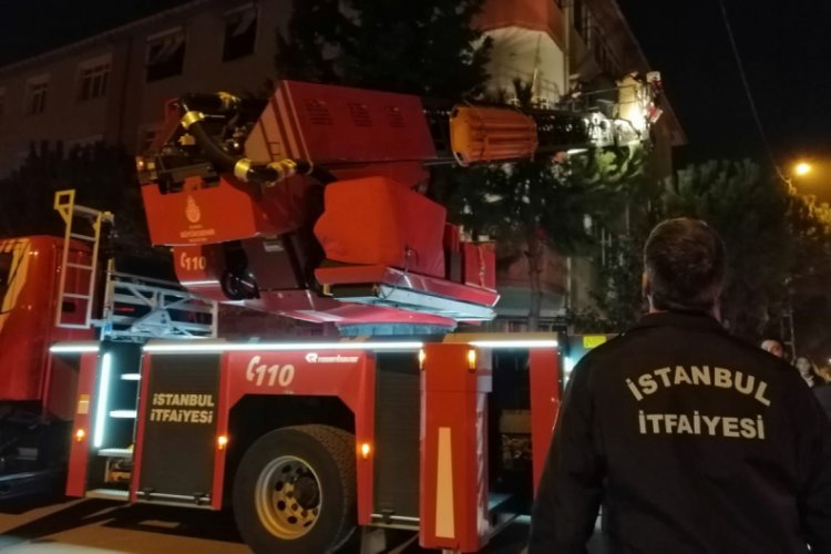 Apartman içinden önce patlama sesleri duyuldu sonra dumanlar yükseldi