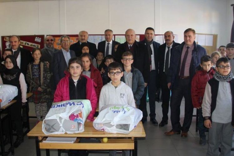 Öğrencilere kıyafet yardımı yapıldı
