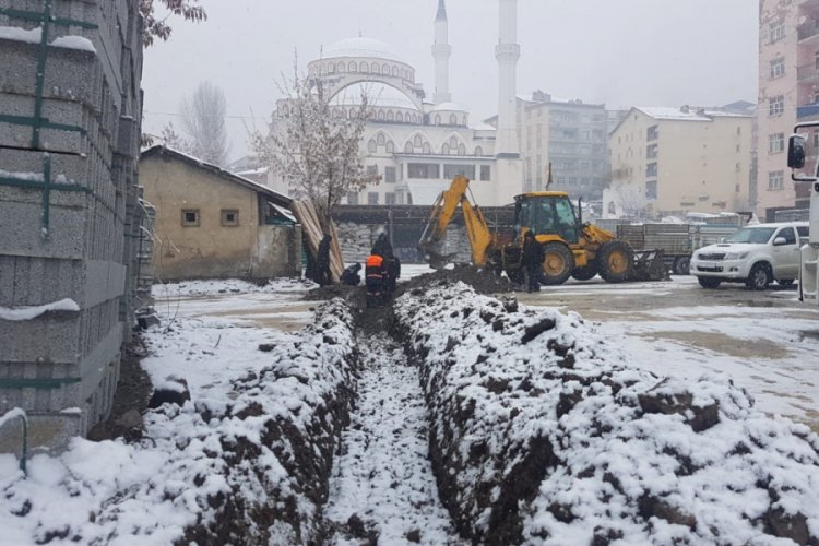 Kar altında su arızası çalışması yaptılar