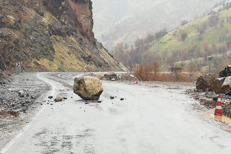 Karayoluna kaya düştü