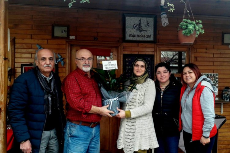 Bursa İznik'te Öğrenciyi öfkeli adamdan kurtaran kadına teşekkür ziyaretinde bulundular