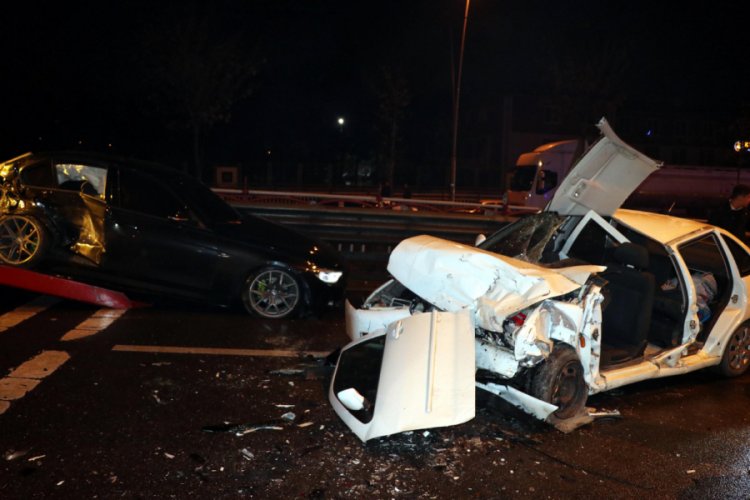 Otomobil karşı şeritteki otomobile çarptı: 5 yaralı