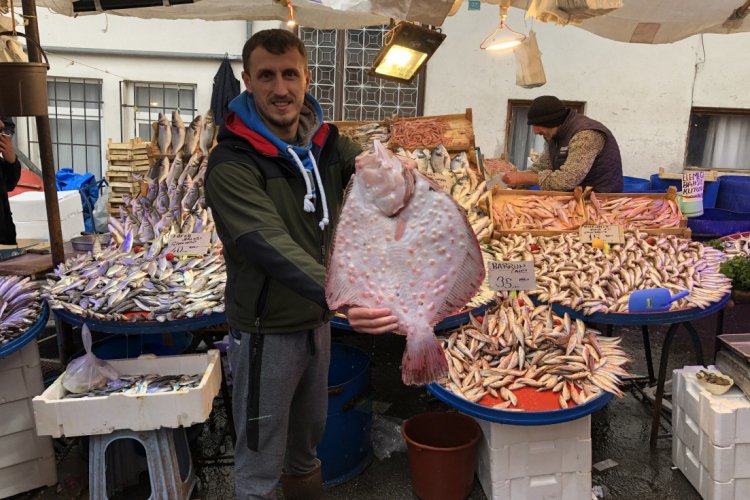 2 kilo 800 gramlık kalkan balığı, Bursa'da 450 liraya alıcı buldu