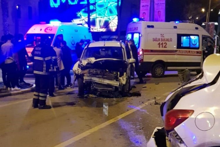 Kontrolden çıkan araç 6 otomobile çarptı: 3 yaralı