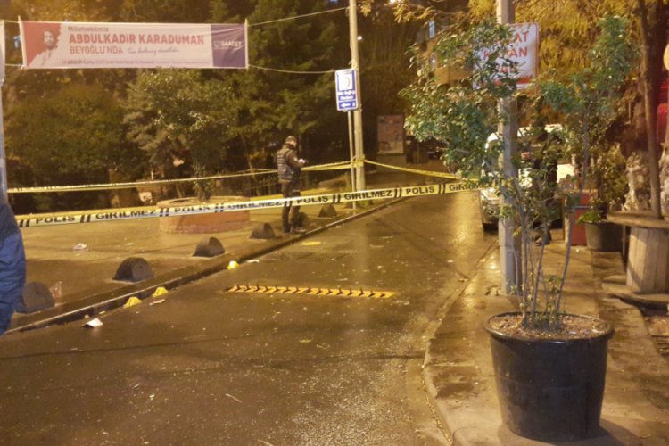 Motosikletli saldırganlar parkta oturan gençlere kurşun yağdırdı: 2 yaralı