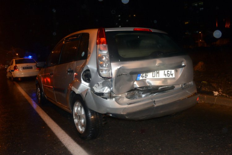 Otomobil, kaza sonrası toplanan kalabalığa daldı