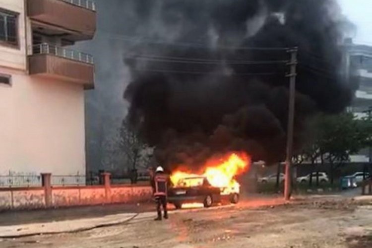 Park halindeki otomobil alev topuna döndü
