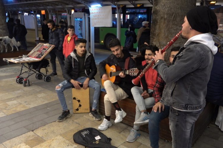 Soğuk havayı çaldıkları müzik ve söyledikleri şarkılar ile ısıtıyorlar