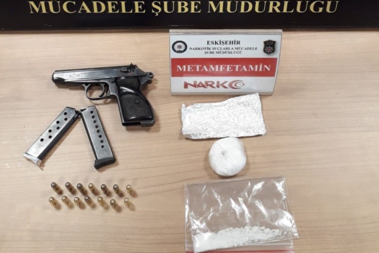 Durdurulan araçtan uyuşturucu madde ve ruhsatsız silah çıktı