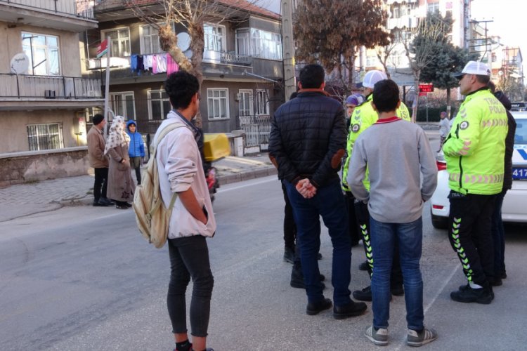 Yolun karşısına geçmek isteyen çocuklara otomobil çarptı