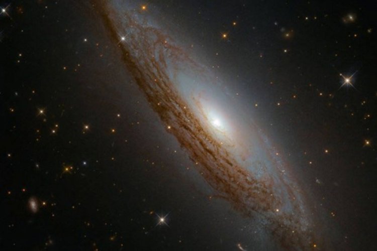 Hubble'dan evrendeki yerimizin ne kadar küçük olduğunu gösteren paylaşım