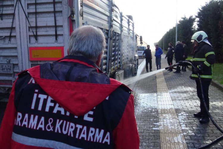 Lastikleri tutuşan tırın yanmasını itfaiye önledi