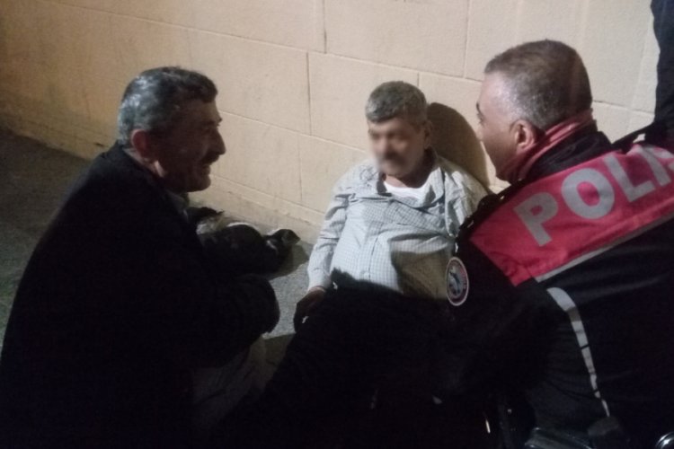 Ceketini yürüyen merdivene kaptırıp düştü