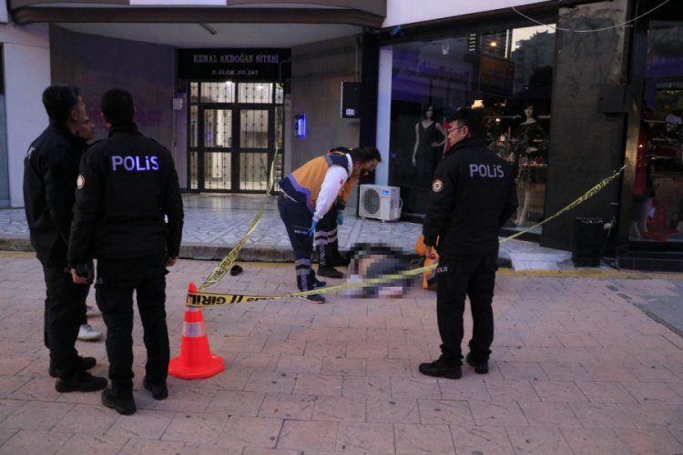 Evinin balkonundan düşen kadın hayatını kaybetti