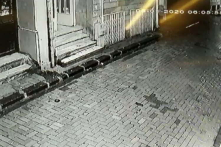 Bekçi ile zanlı arasında yaşanan kovalamaca kamerada