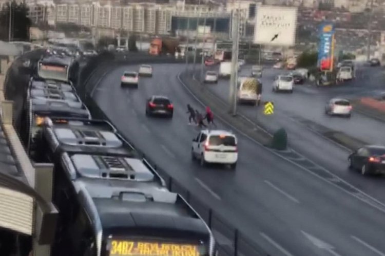Metrobüse kaçak binmek için canlarını hiçe sayıyorlar
