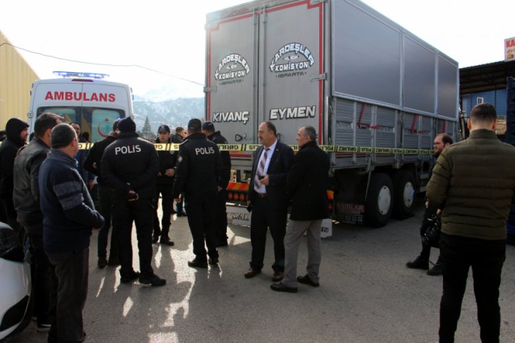 Kamyonun altında kalan kadın esnaf öldü