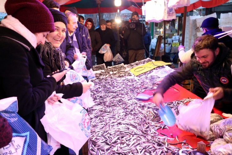 Hamsinin kilosu 5 TL'ye düştü, balıkçılarda uzun kuyruklar oluştu