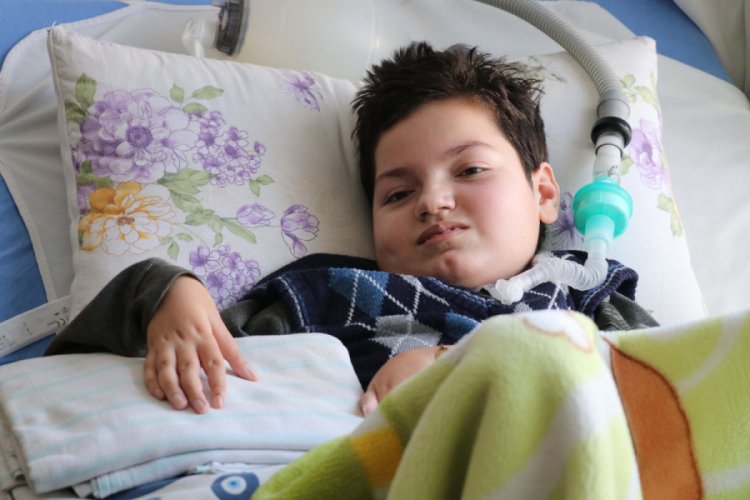 SMA hastası Mehmet'in karne sevincini yaşadı