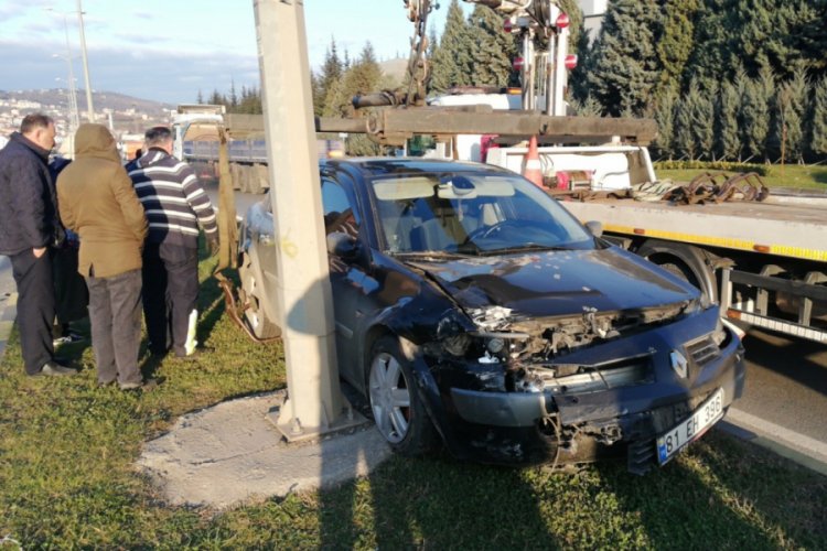 Otomobile çarpıp refüje çıktı