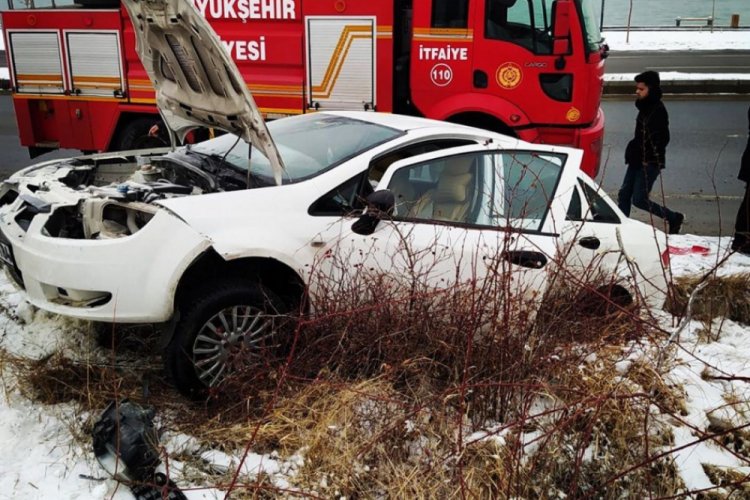 Kaza yapan otomobilde yangın çıktı