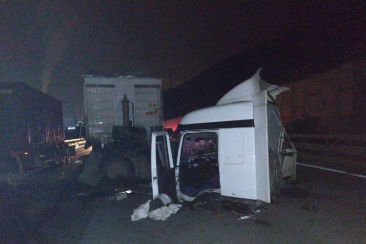 Tıra arkadan çarpan tırın kupası uçtu