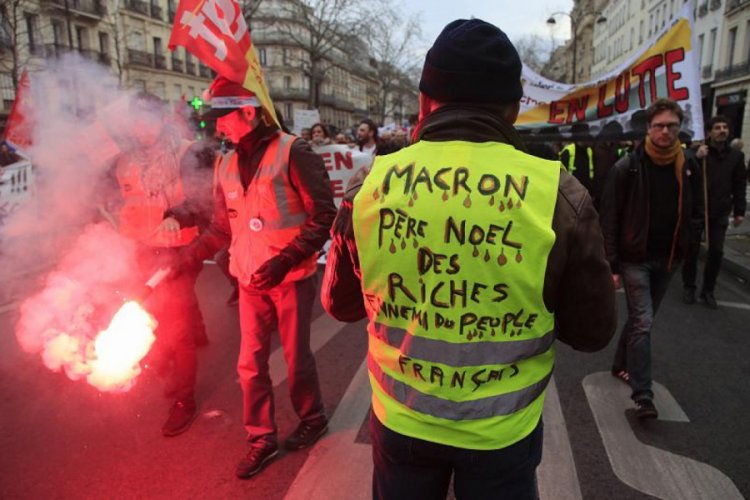Sarı Yelekliler Paris'te polisle çatıştı