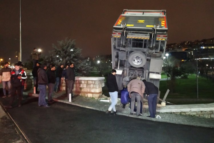 Kamyonet istinat duvarında askıda kaldı