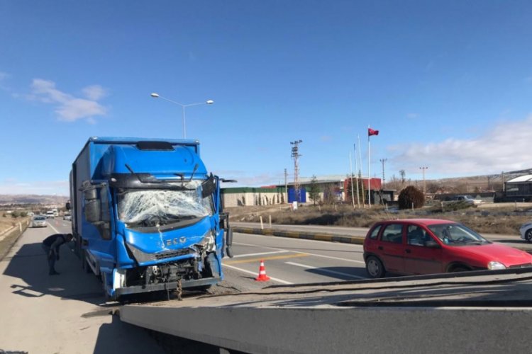 Kargo kamyonu ile tanker çarpıştı
