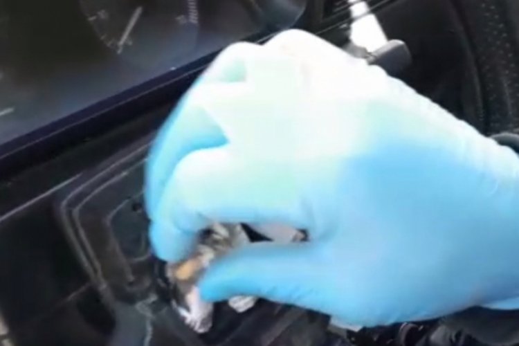 Otomobilin kornasından uyuşturucu çıktı