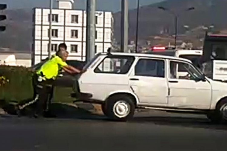 Trafik polisleri yol ortasında bozulan aracı itti
