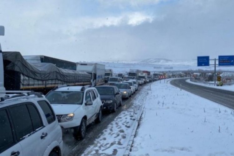 Kar yağışı ulaşımı olumsuz etkiledi
