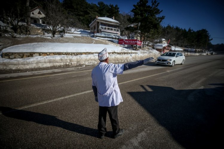 Bursa'da ekmeğini yol kenarında ''davetçilik'' yaparak kazanıyor