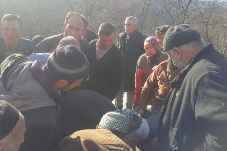 Bursa köyde çıkan yangına kadınlar kovalarla su taşıyarak müdahale etti