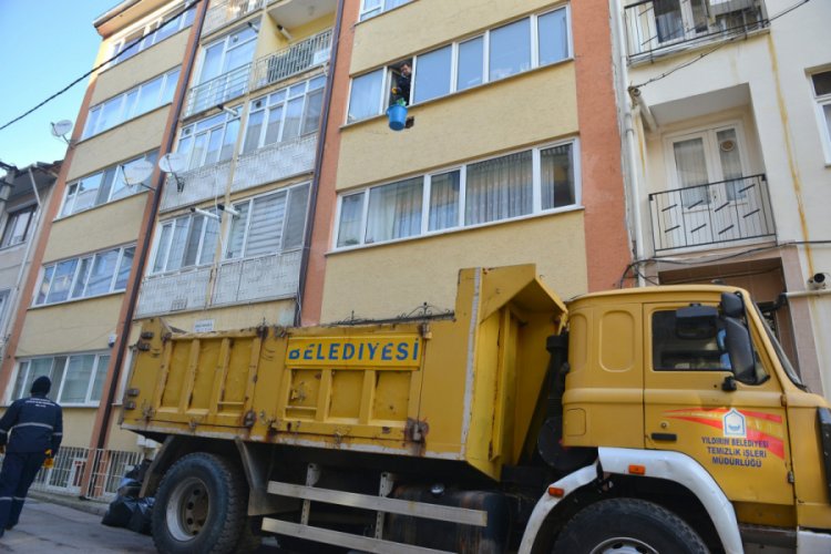 Bursa'da yaşlı kadının evinden 13 ton çöp çıktı