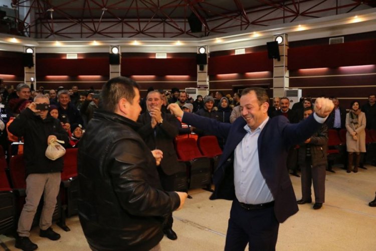 İşçiler yapılan zammı göbek atarak kutladı