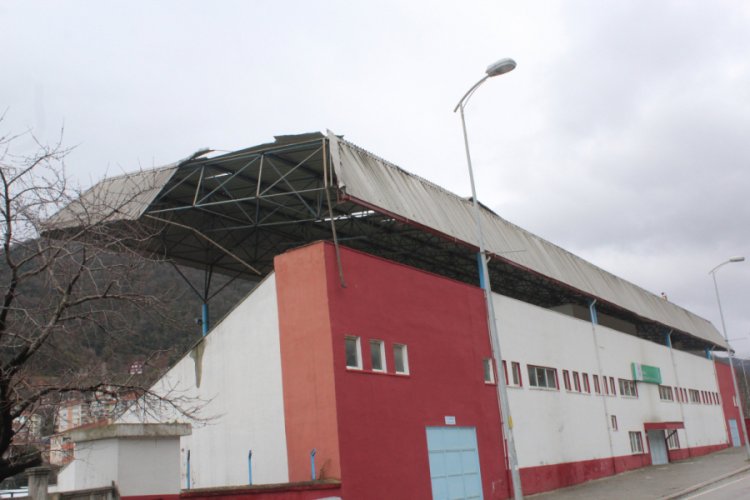Şiddetli fırtına stadyumun çatısını uçurdu