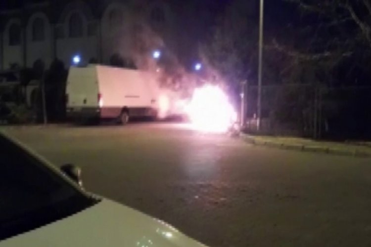Park halindeki araç alev aldı