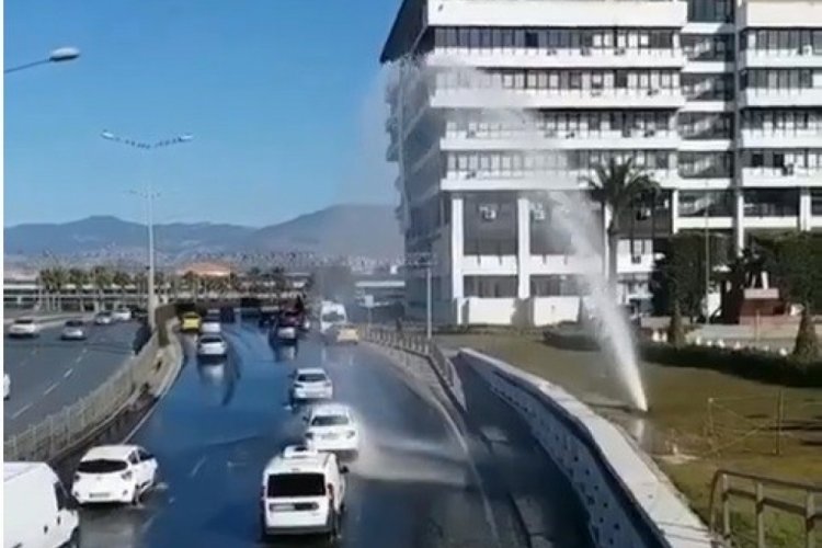 Su borusu patlayınca sürücüler araçlarını yıkadı