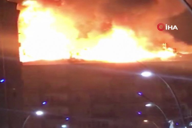 Deprem sonrası bir binada yangın çıktı