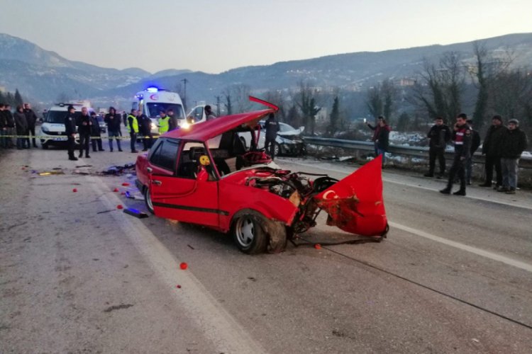 Otomobiller kafa kafaya çarpıştı: 2 ölü