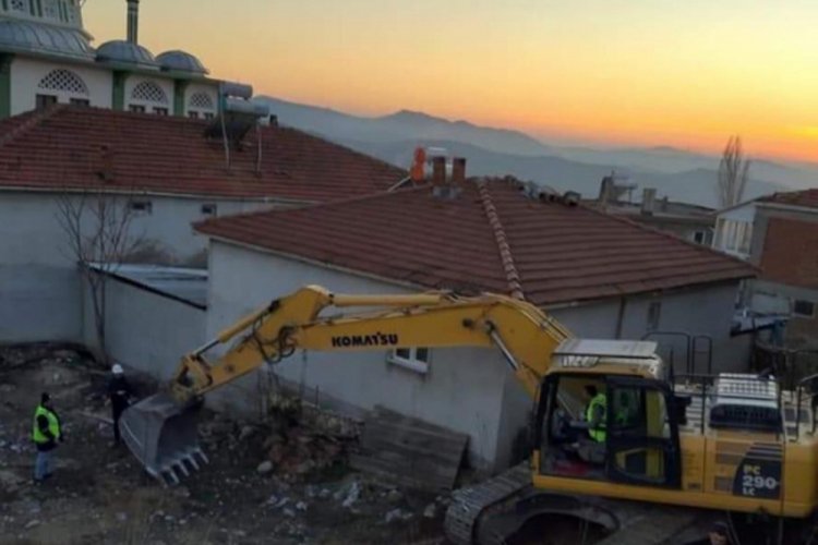 Hasar gören cami minaresi yıkıldı