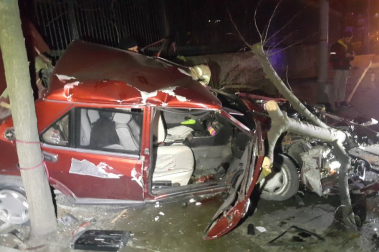 Takla atan otomobil hurdaya döndü: 1'i ağır 3 yaralı